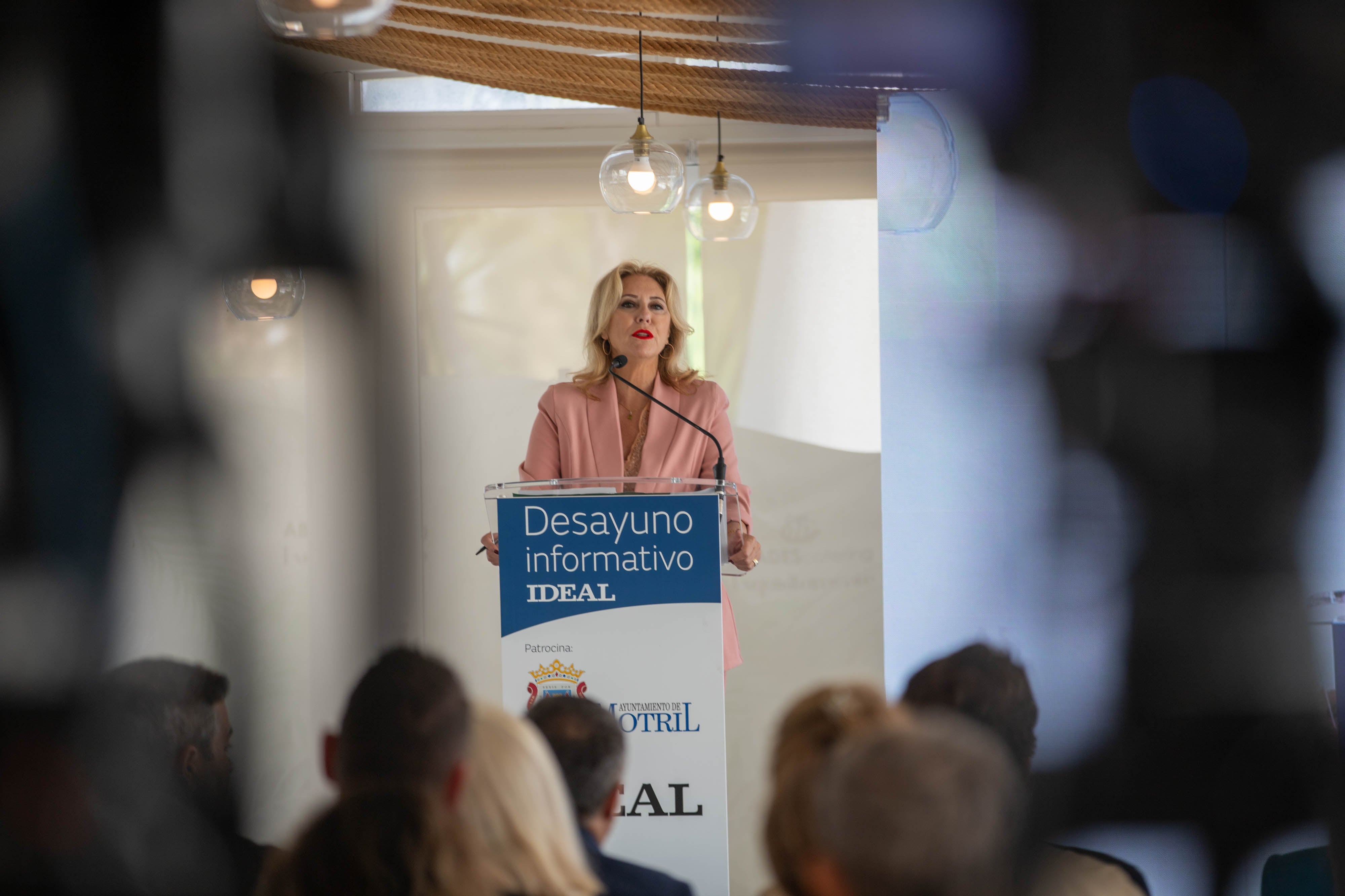 Las imágenes del desayuno informativo con la consejera Carolina España