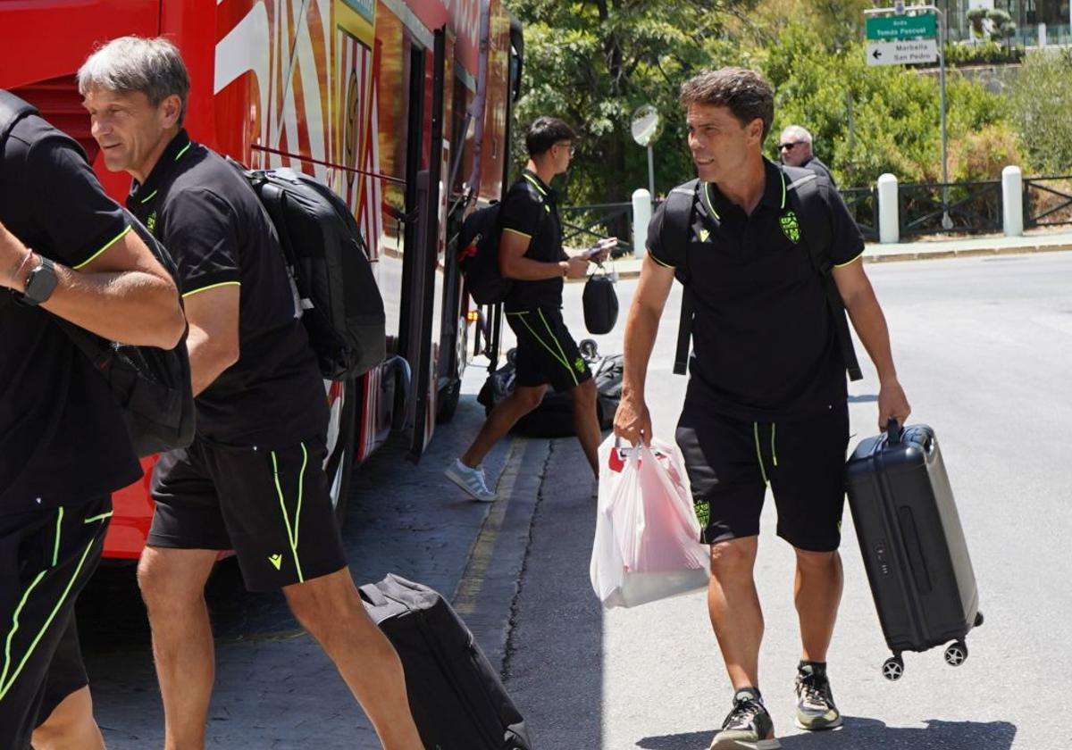 La expedición rojiblanca llegando al hotel con Rubi, a la cabeza