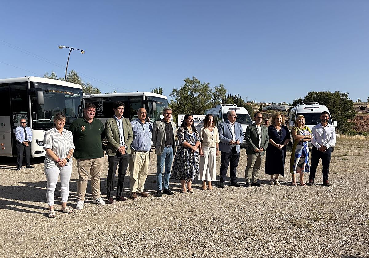 Presentación de los nuevos buses para el Consorcio con la consejera de Fomento, Rocío Díaz.