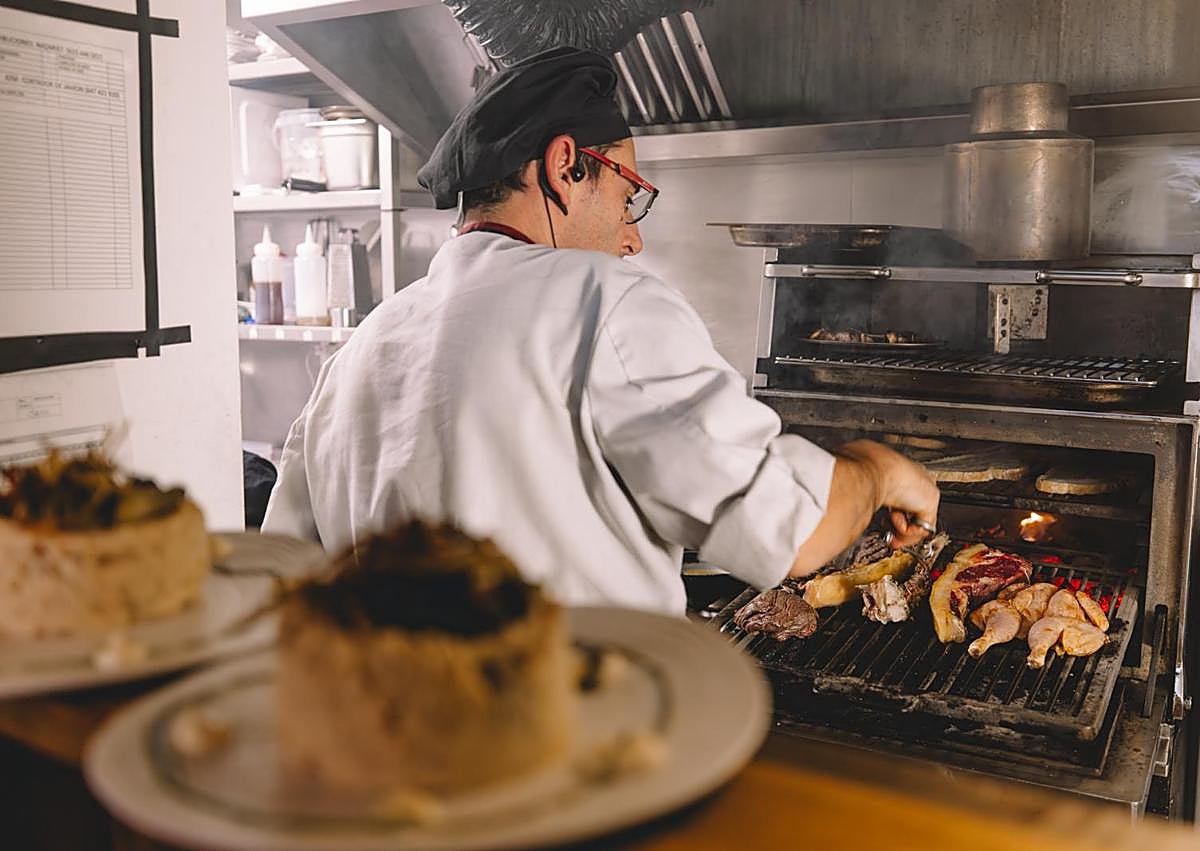 Imagen secundaria 1 - El restaurante más relajado de Granada que ofrece «descuentos por simpatía o dar las gracias»