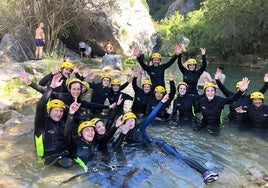 Jóvenes participantes en la actividad de barranquismo.