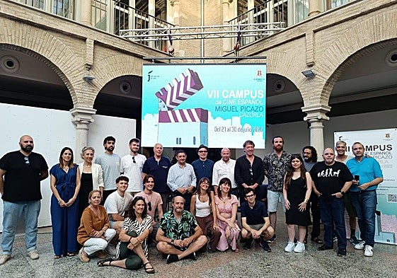 Foto de familia en la inauguración en el Teatro de la Merced de Cazorla.