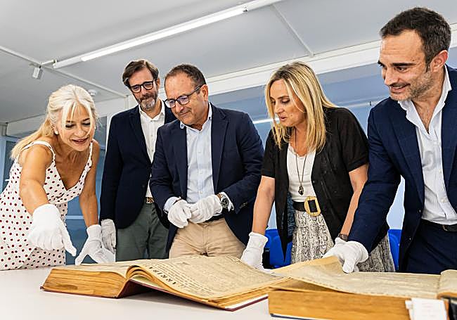 El director general de 'Sur' e 'Ideal', Antonio González García, y los directores editoriales de ambas cabeceras, Manuel Castillo López y Quico Chirino, junto a Carazo y Del Pozo.
