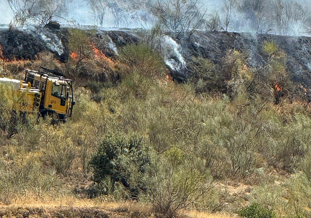 Trabajos sobre el terreno para combatir el incendio de Jun.