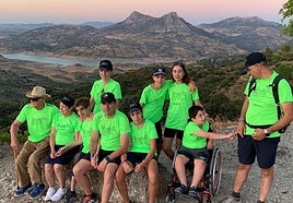 Parte de la familia, Samuel y Marina, en uno de sus paseos por la montaña.