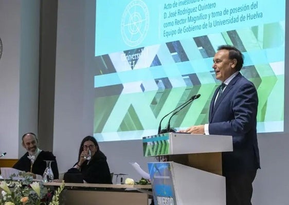 El consejero de Universidad, Investigación e Innovación, José Carlos Gómez Villamandos, en el acto de investidura del nuevo rector de la Universidad de Huelva (UHU), José Rodríguez.