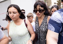 Juana Rivas, durante la entrega del menor ayer en el punto de encuentro familiar.