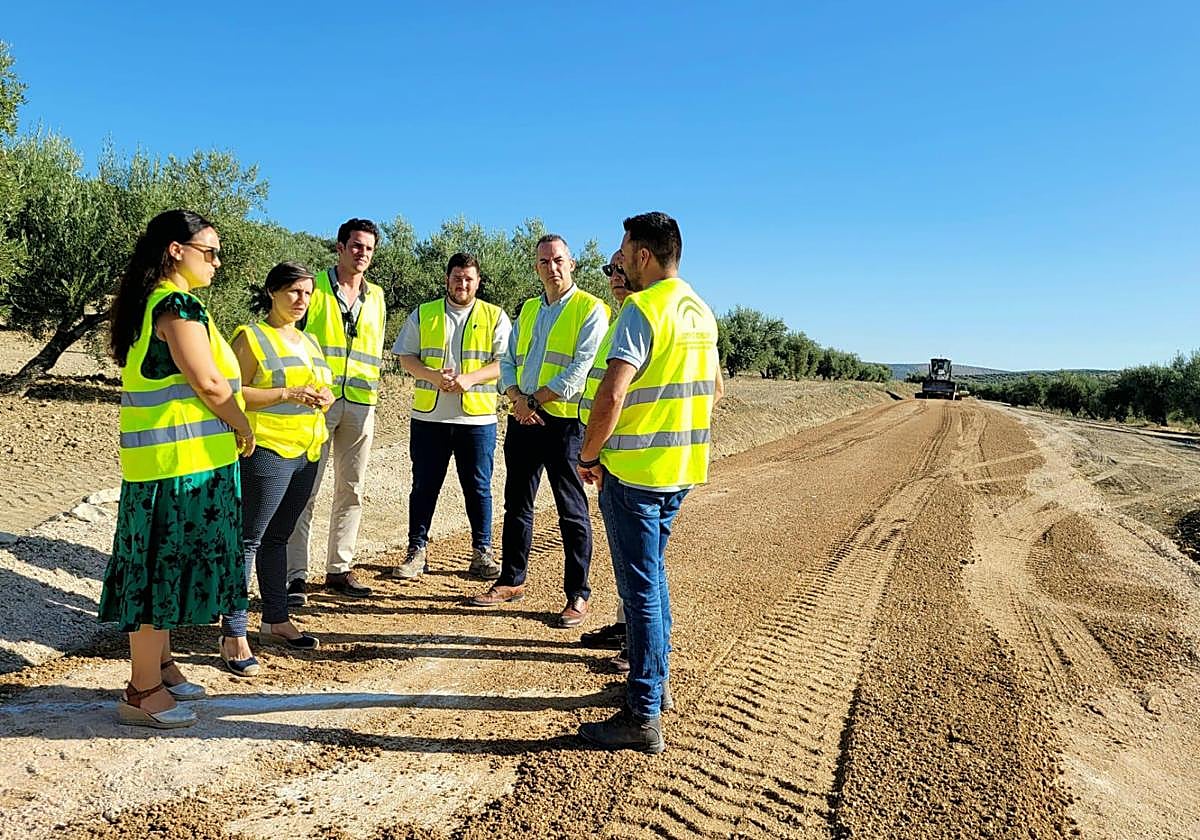 Visita a las obras en el camino rural 'Gil Alonso'.