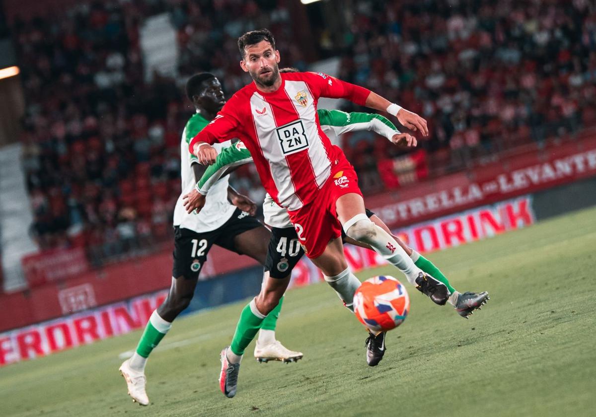 Baptistao jugando contra el Racing en el UD Almería Stadium.