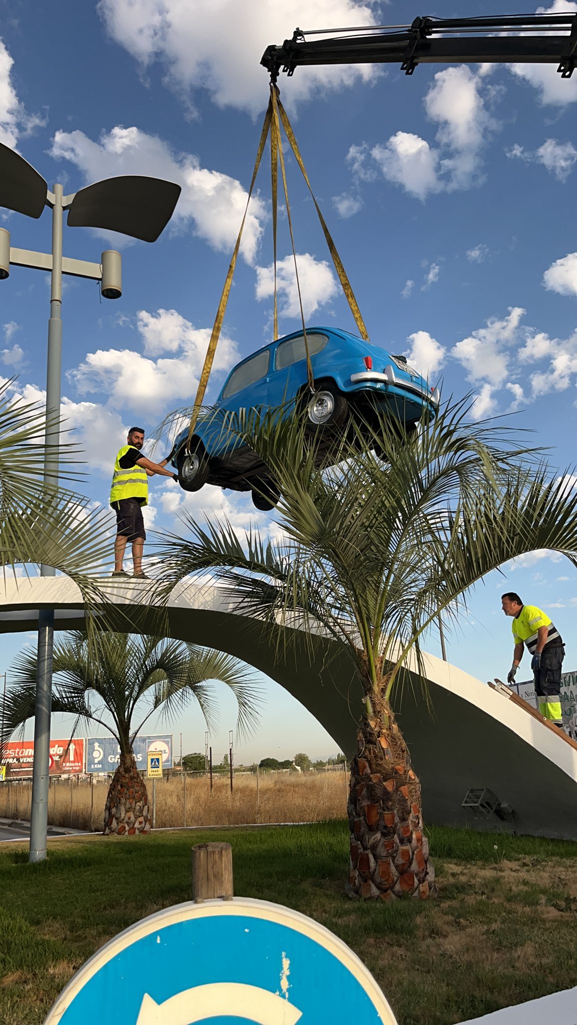 La rotonda de Churriana estrena sus nuevos Seat: así ha sido el proceso de pintado