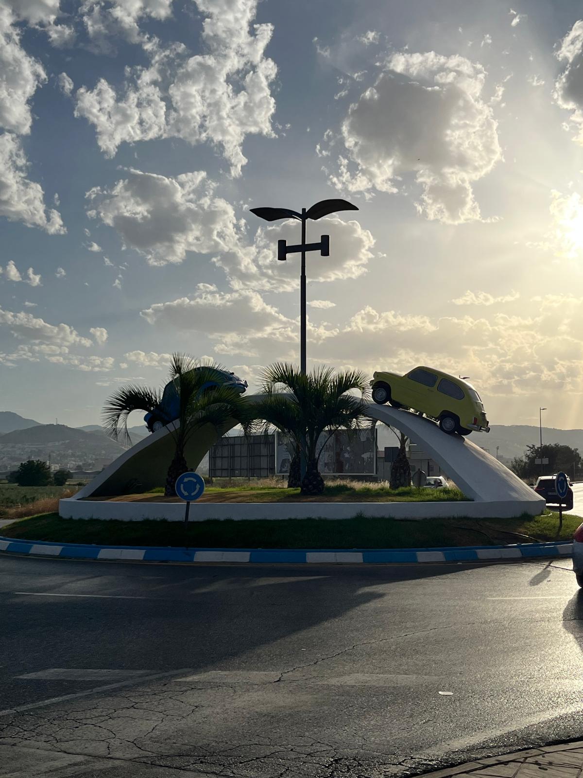 La rotonda de Churriana estrena sus nuevos Seat: así ha sido el proceso de pintado