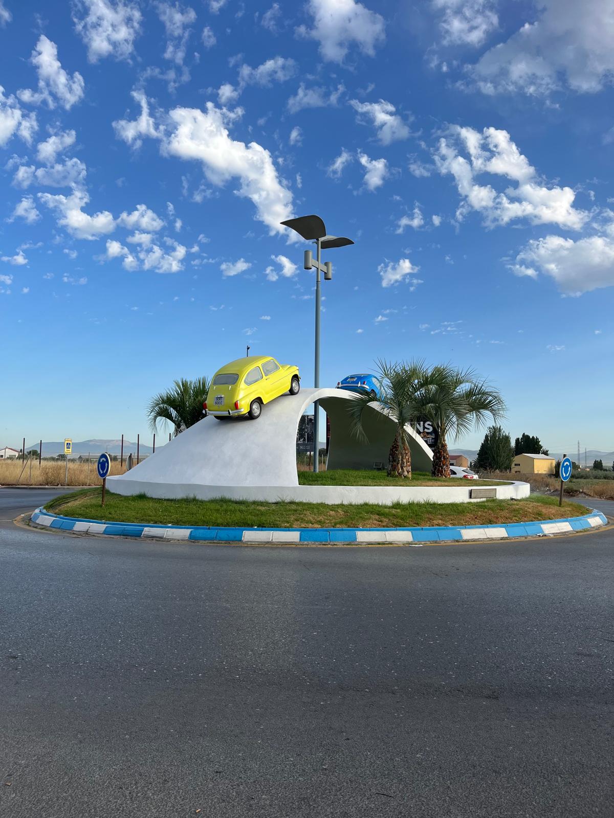 La rotonda de Churriana estrena sus nuevos Seat: así ha sido el proceso de pintado