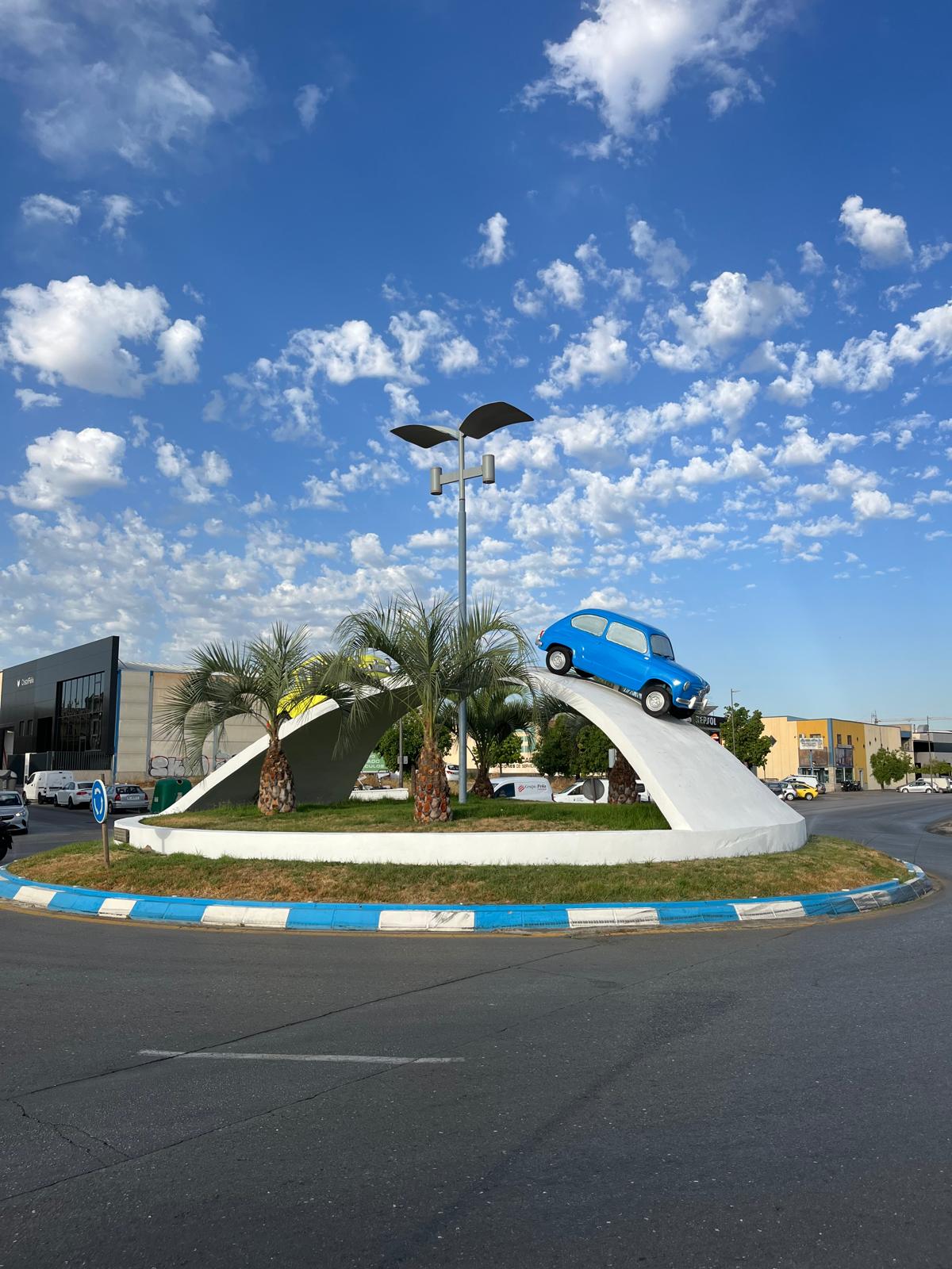 La rotonda de Churriana estrena sus nuevos Seat: así ha sido el proceso de pintado