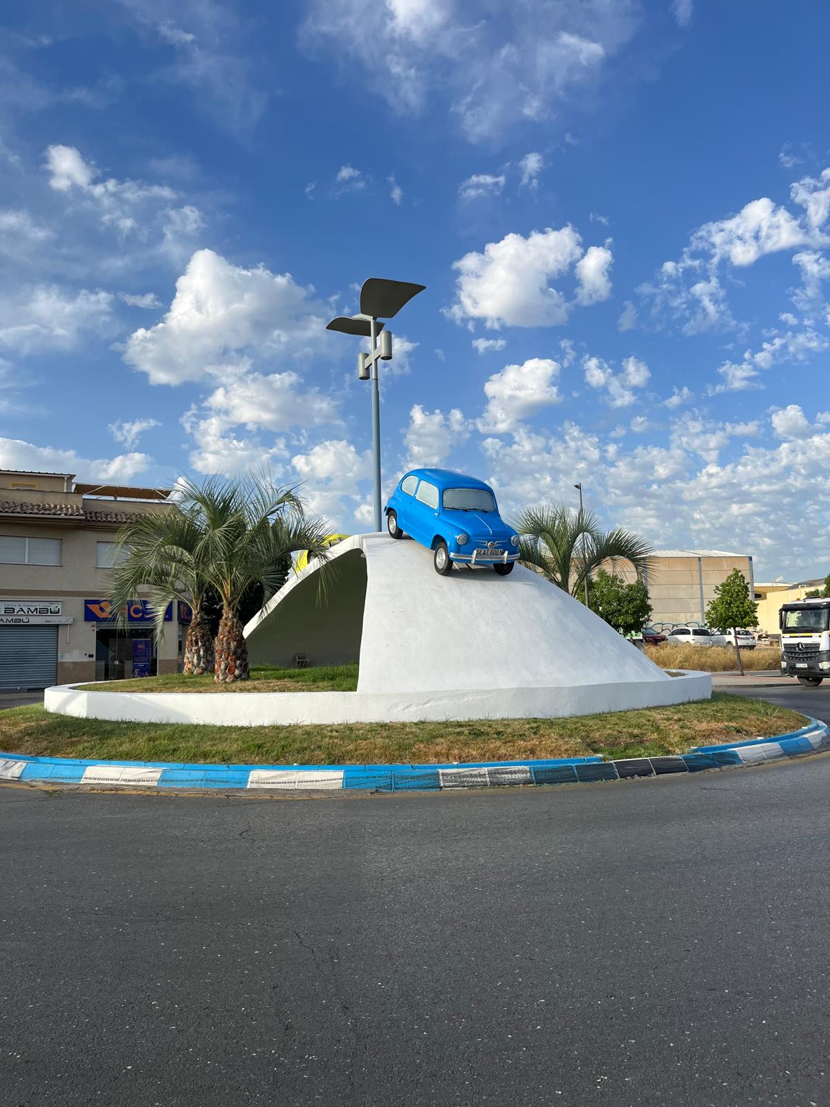 La rotonda de Churriana estrena sus nuevos Seat: así ha sido el proceso de pintado