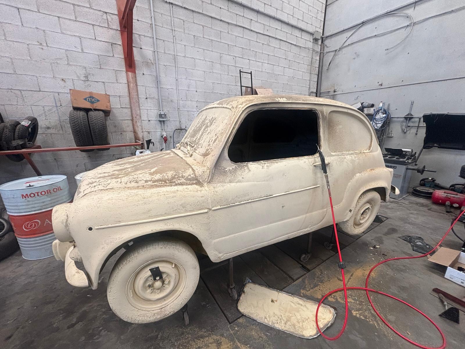 La rotonda de Churriana estrena sus nuevos Seat: así ha sido el proceso de pintado