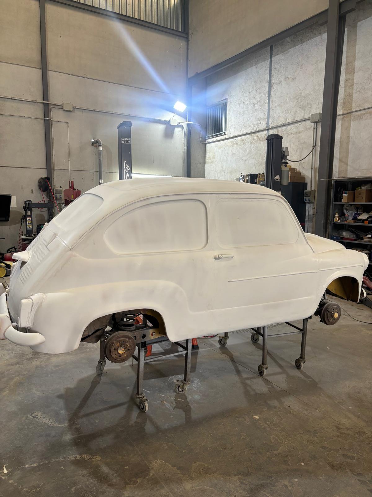 La rotonda de Churriana estrena sus nuevos Seat: así ha sido el proceso de pintado