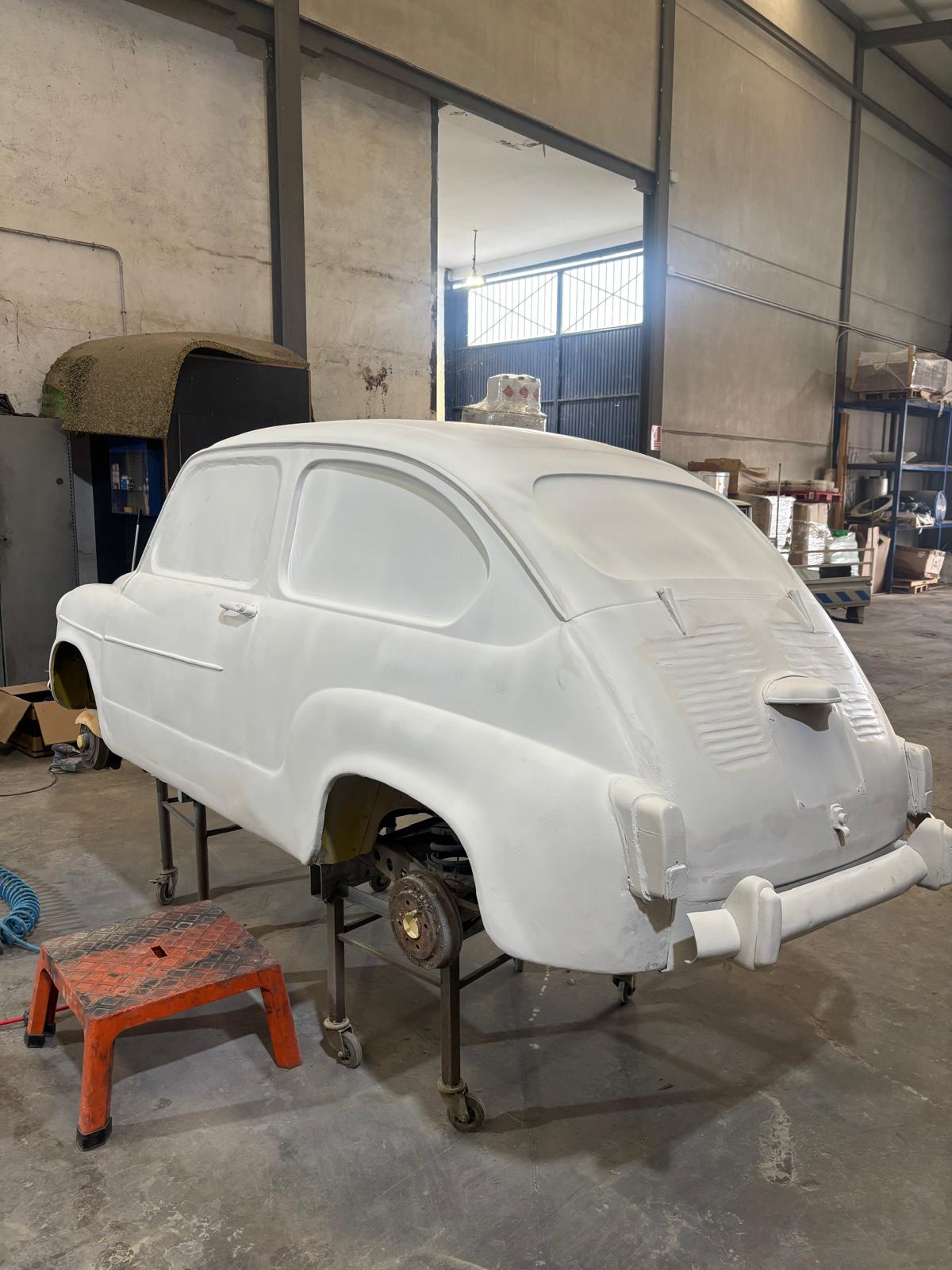 La rotonda de Churriana estrena sus nuevos Seat: así ha sido el proceso de pintado