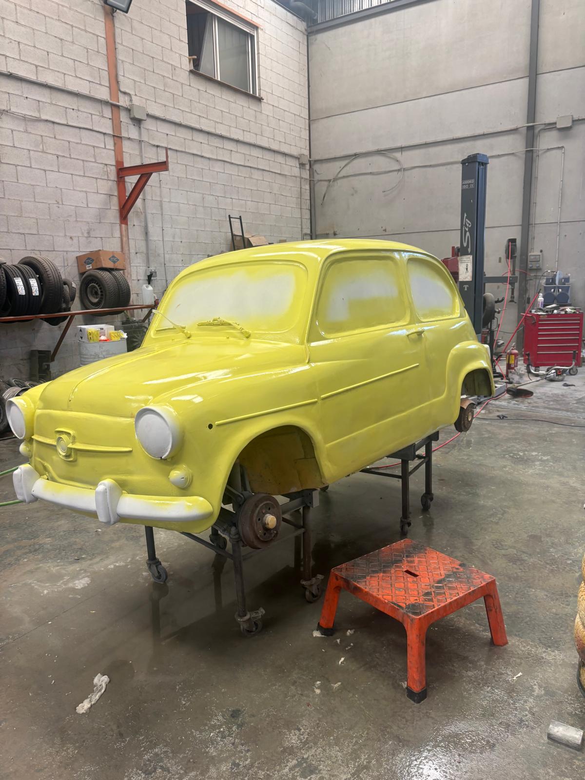 La rotonda de Churriana estrena sus nuevos Seat: así ha sido el proceso de pintado