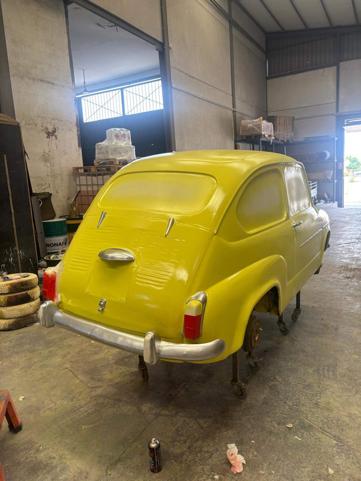 La rotonda de Churriana estrena sus nuevos Seat: así ha sido el proceso de pintado