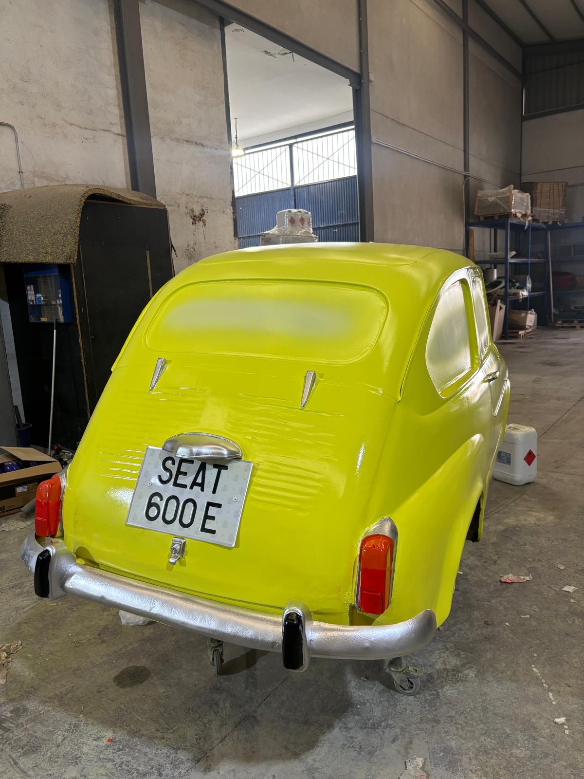 La rotonda de Churriana estrena sus nuevos Seat: así ha sido el proceso de pintado