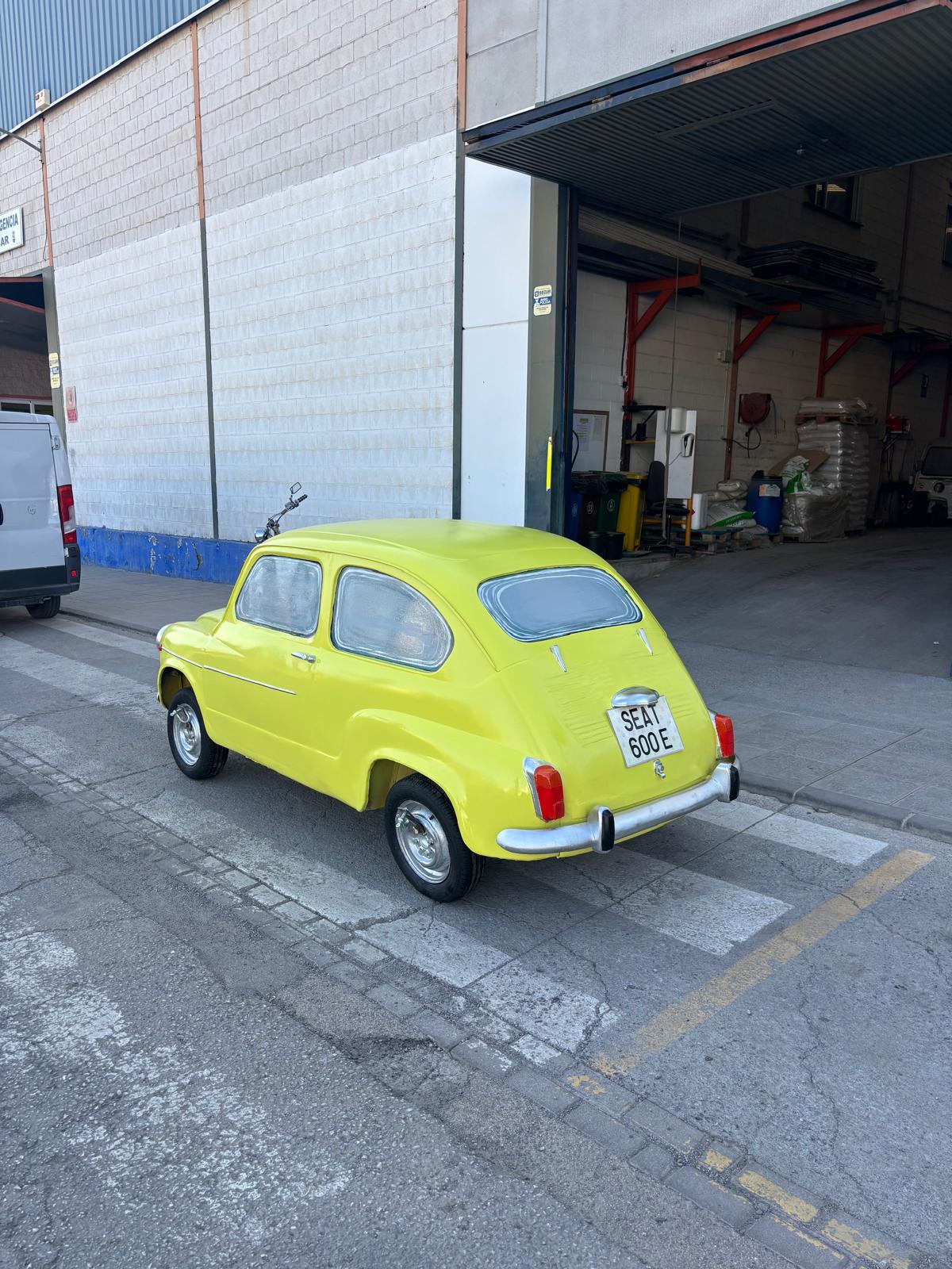 La rotonda de Churriana estrena sus nuevos Seat: así ha sido el proceso de pintado