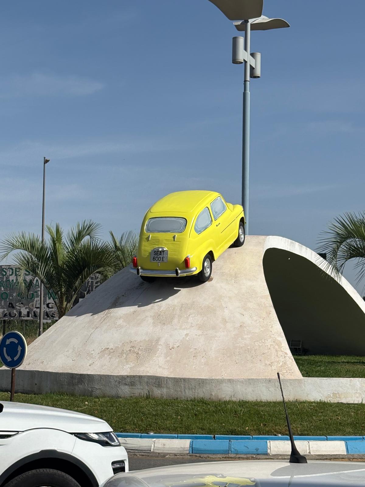 La rotonda de Churriana estrena sus nuevos Seat: así ha sido el proceso de pintado