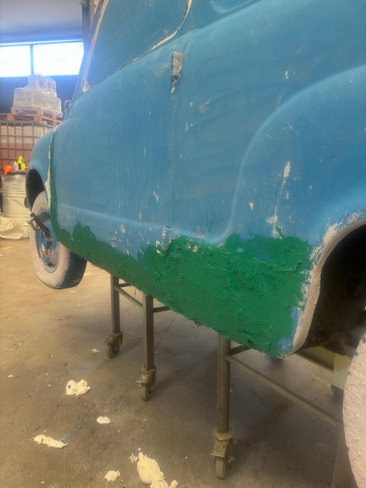 La rotonda de Churriana estrena sus nuevos Seat: así ha sido el proceso de pintado