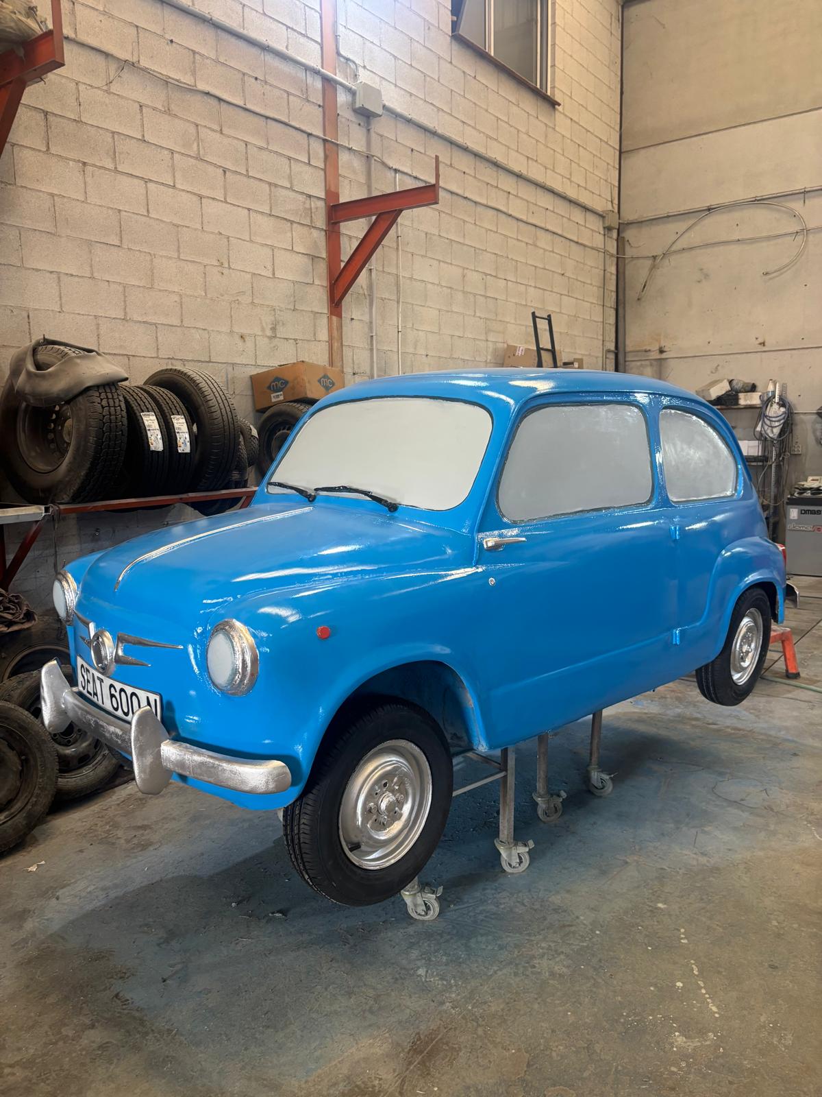 La rotonda de Churriana estrena sus nuevos Seat: así ha sido el proceso de pintado