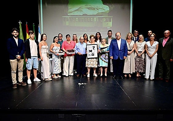 Los premiados y los familiares que les acompañaron, junto a los empresarios y el alcalde de Güéjar, al final del acto.