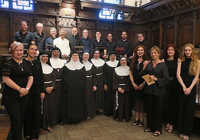 Los alumnos con profesores y el abad del Sacromonte.