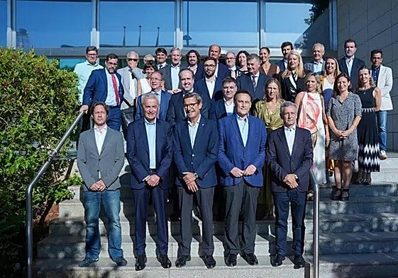 Foto de familia con motivo de la firma de un protocolo de cooperación.