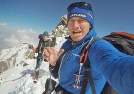 Pipi Cardell, al fondo, celebra la cumbre junto a su pareja Denís Urubko.