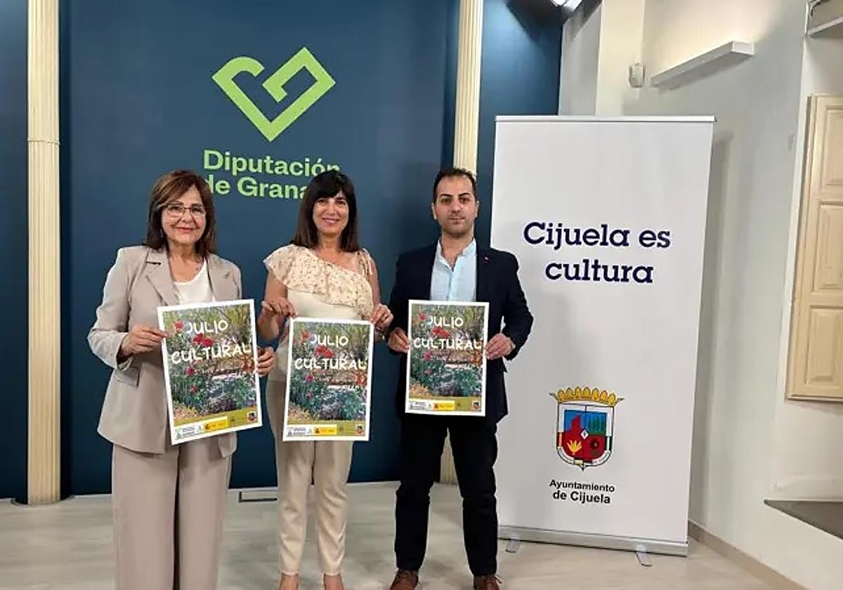 El primer teniente de alcalde de Cijuela, Juan Francisco Lizana, a la derecha en esta imagen de archivo de la presentación del Julio Cultural 2025 del municipio