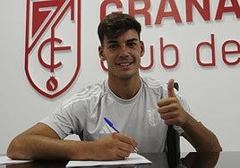 Ale Santos, al firmar su contrato con el Recreativo.