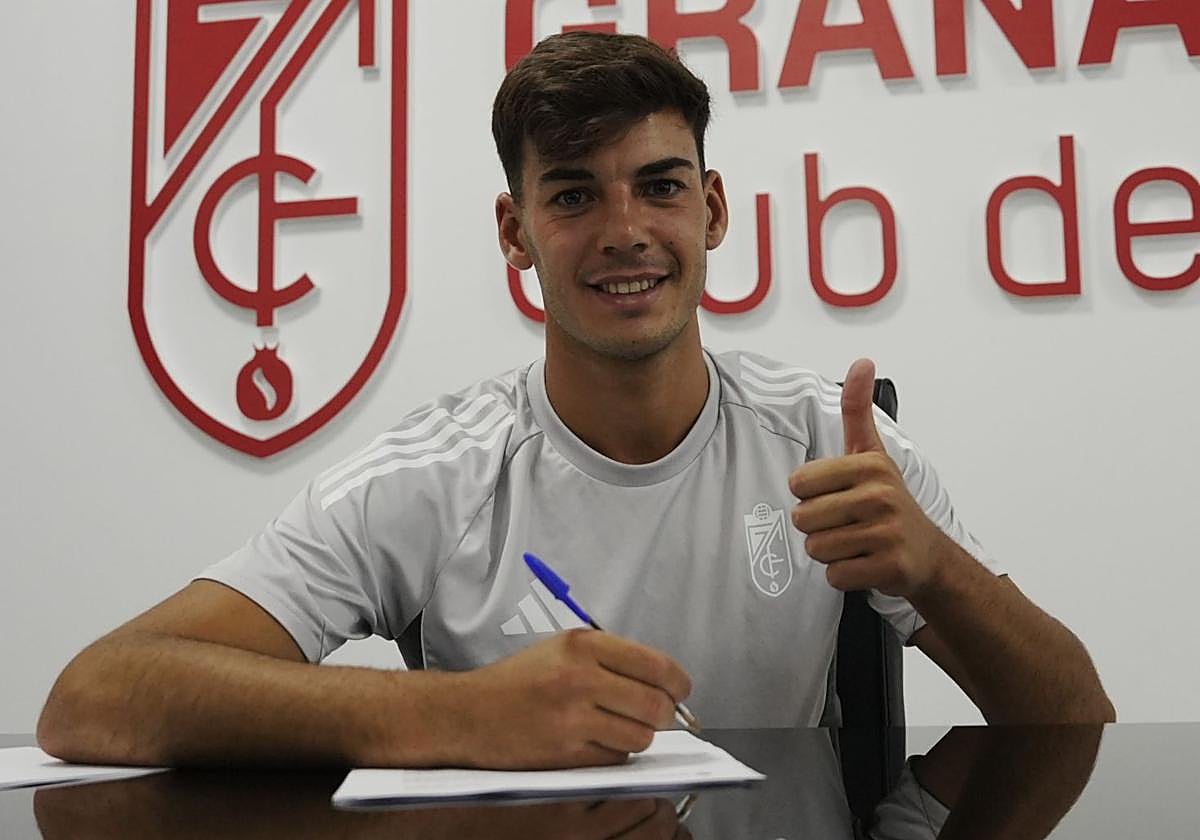 Ale Santos, al firmar su contrato con el Recreativo.