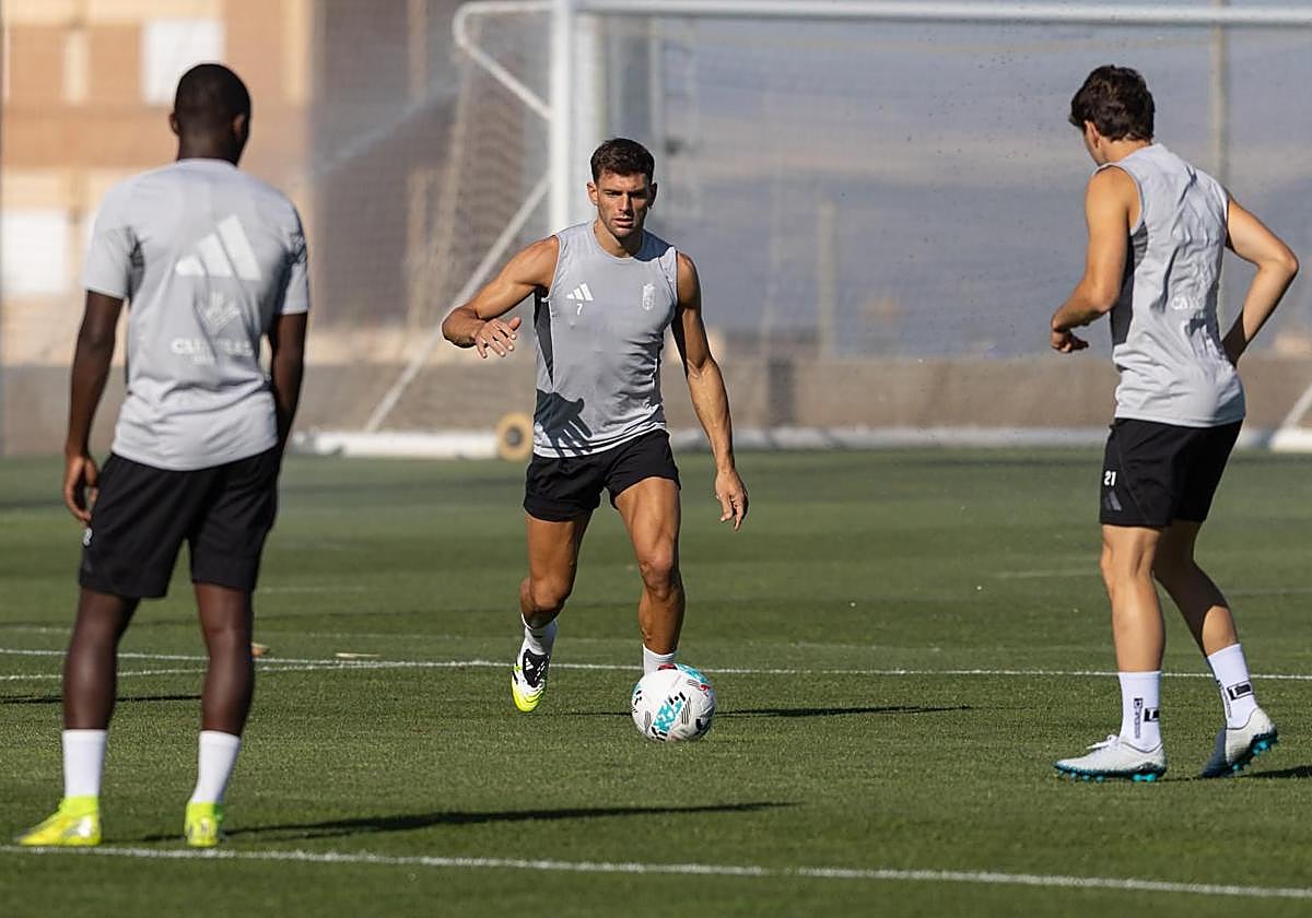 Lucas Boyé golpea un balón durante el entrenamiento.