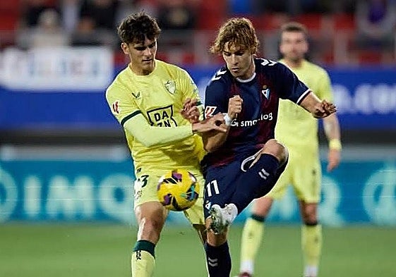 Jorge Pascual juega un balón durante un partido con el Eibar.