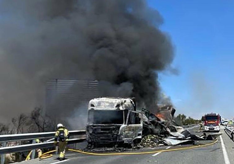 Camión en llamas en la A-44.