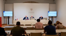 El rector, en el medio de la imagen, en un acto de la UGR este miércoles.
