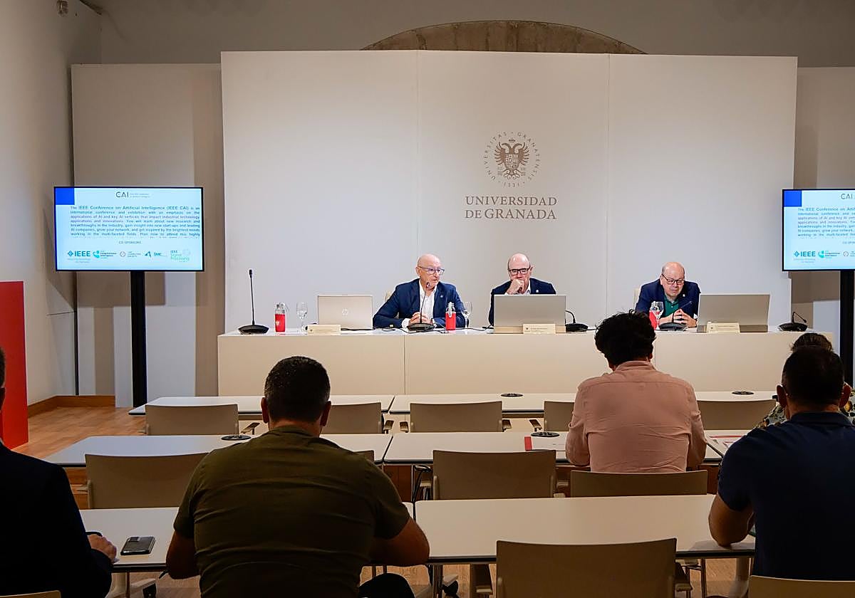 El rector, en el medio de la imagen, en un acto de la UGR este miércoles.