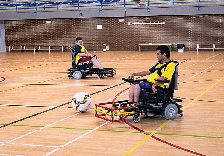 Paco avanza hacia el balón para ejecutar un pase a Ignacio en una sesión.