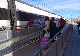 Imagen de archivo de pasajeros en la estación de Huércal de Almería.