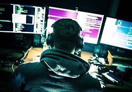 Un hombre ante varias pantallas de ordenador.