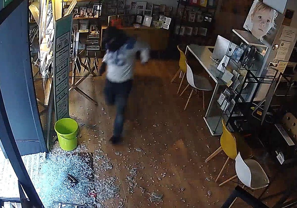 El ladrón huyendo de uno de los negocios tras robar el dinero de la caja registradora.