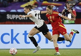 Esther González persigue a una jugadora alemana durante la semifinal de la Eurocopa con España.