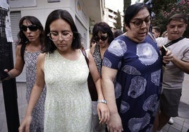 Juana Rivas en su llegada al punto de entrega.