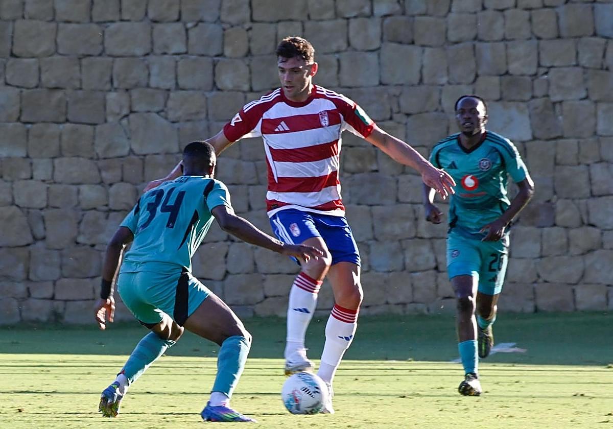 Lucas Boyé pisa un balón durante el amistoso con el Orlando Pirates.