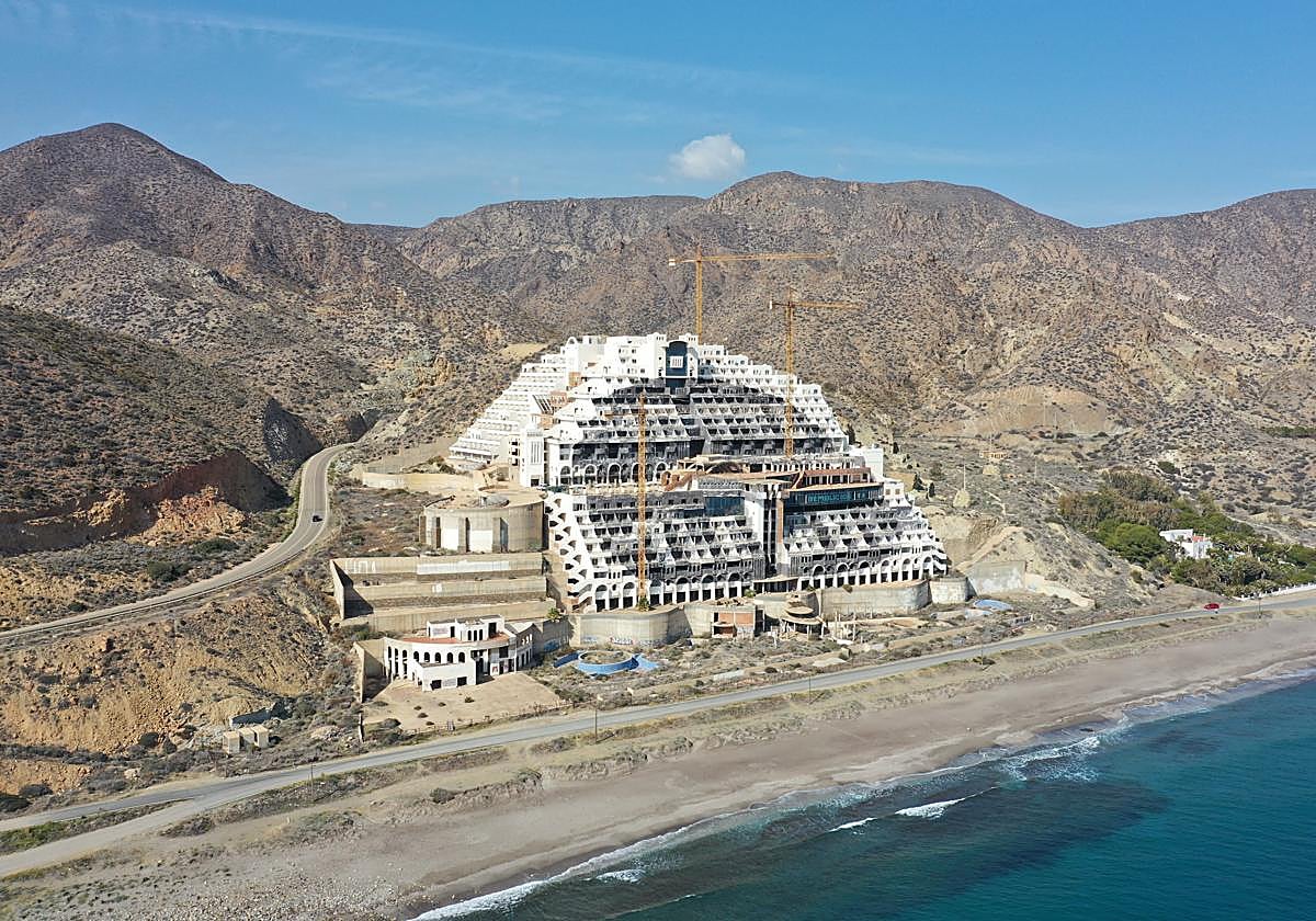 Carboneras convertirá en no urbanizable el suelo de El Algarrobico el próximo 31 de julio