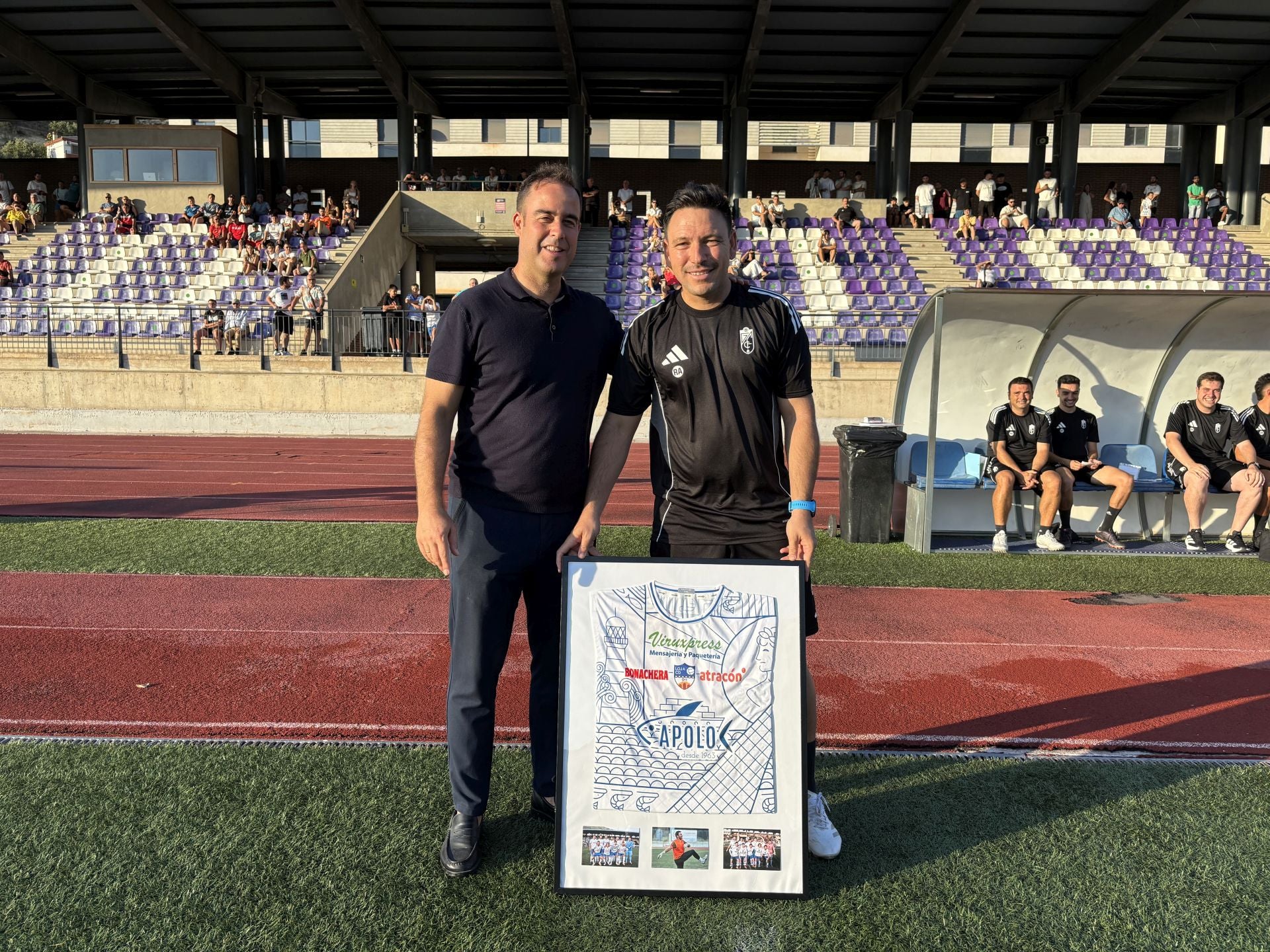 Rafa Avilés, en Loja con una camiseta como obsequio.