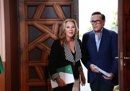 La portavoz del Gobierno andaluz, Carolina España, y el consejero de Universidad, José Carlos Gómez Villamandos.